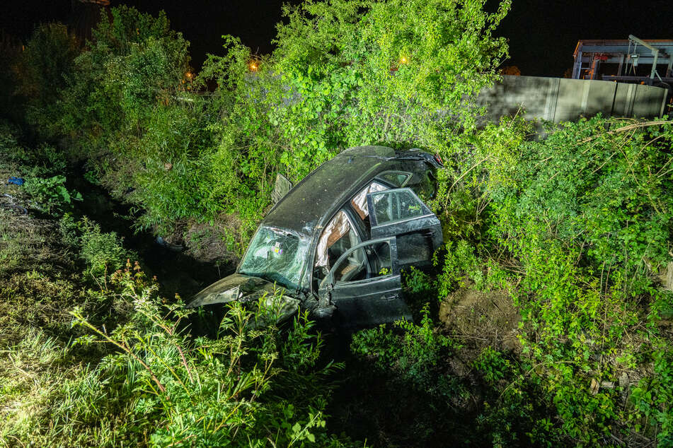 Der Audi blieb völlig demoliert in einem Wassergraben an der Kläranlage liegen.