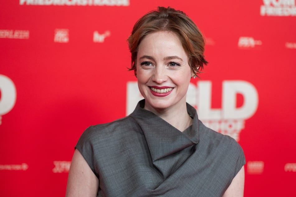 Auch Leonie Benesch (34) spielt in "Der Held vom Bahnhof Friedrichstraße" mit.