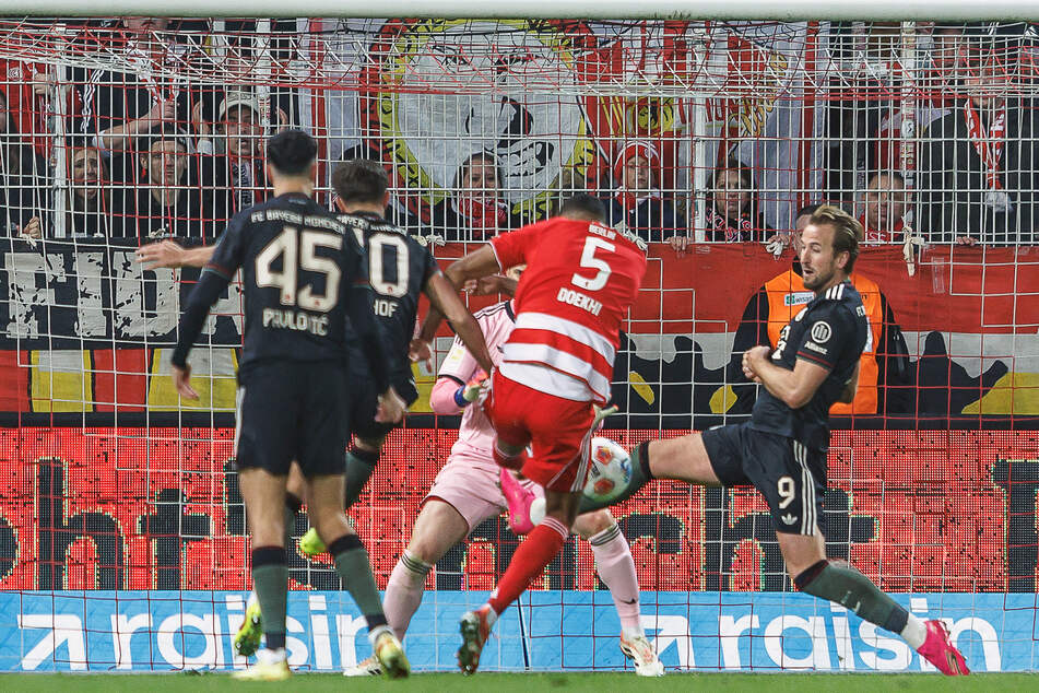 Danilho Doekhi (27, 2.v.l) lässt sich nicht zweimal bitten und besorgt erneut die Unioner Führung.