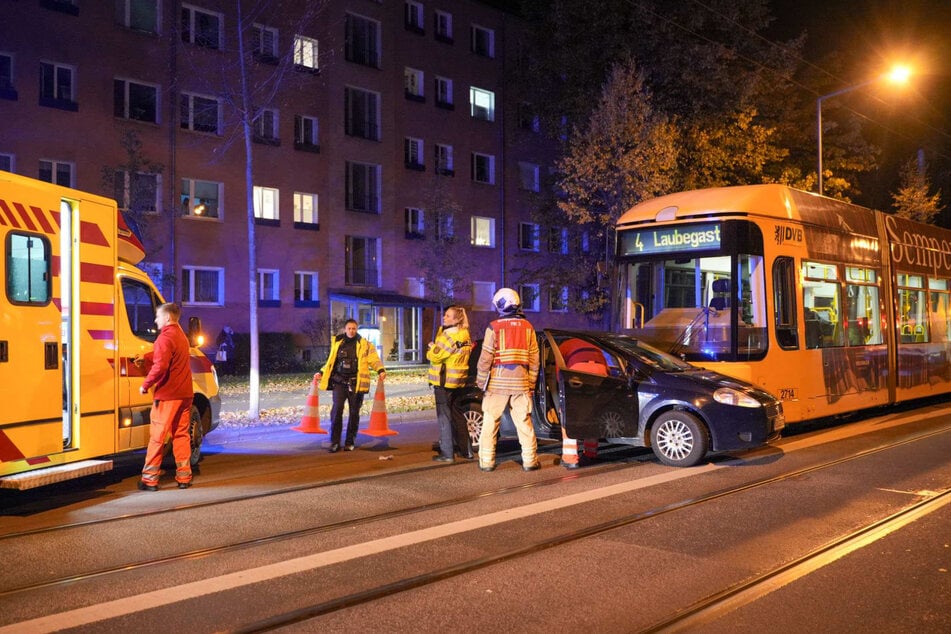 Unfall In Dresden: Straßenbahn Stößt Mit Auto Zusammen - Zwei Verletzte!