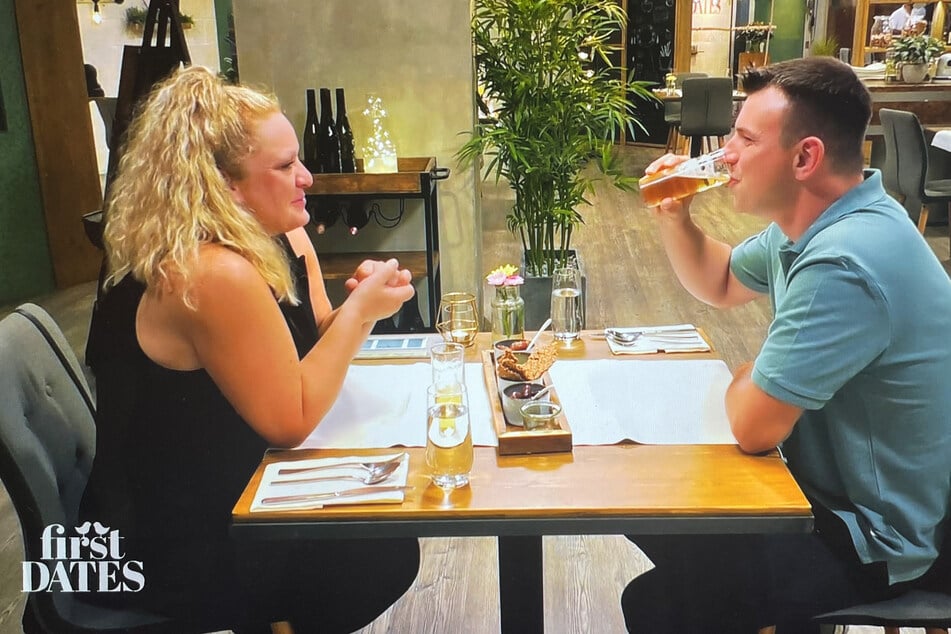 Günther macht Janine beim Essen ein Kompliment, doch dahinter steckt mehr, als zunächst gedacht.