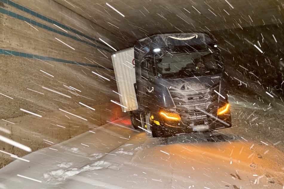 Der starke Schneefall sorgt in Thüringen für zahlreiche Verkehrsbehinderungen.
