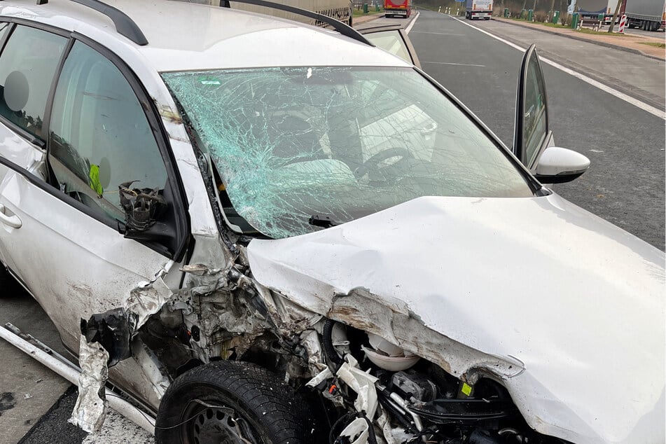 Der VW wurde stark zerstört. Nichtsdestotrotz blieb der 40-jährige Fahrer unverletzt.