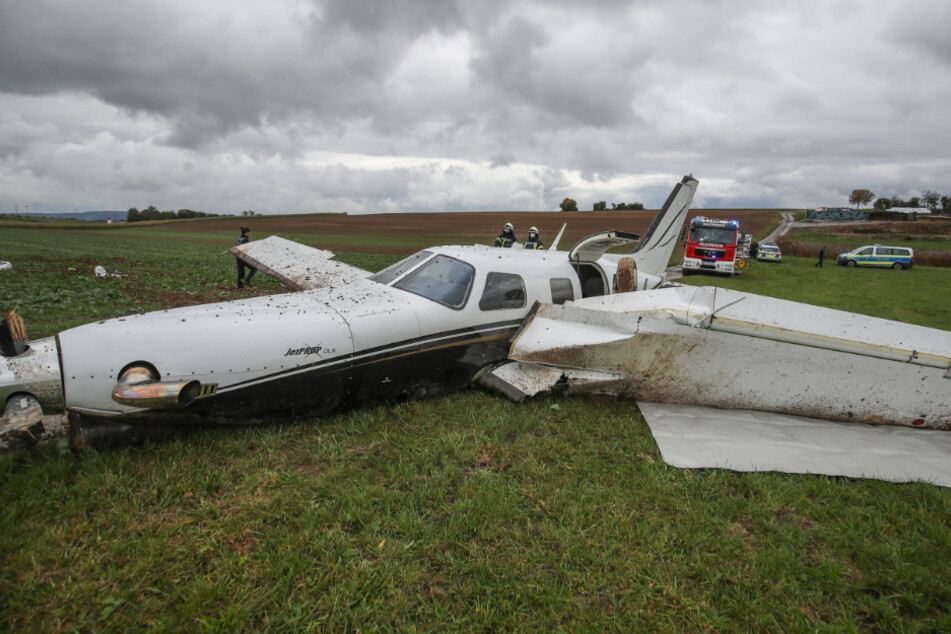 Das Flugzeug landete auf einer Wiese. Die Insassen kamen glimpflich davon.
