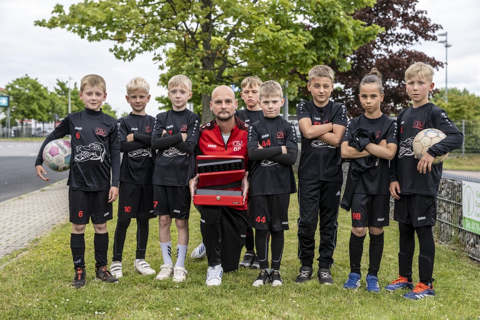 Trainer Benjamin Pätzold (39) und seine Nachwuchskicker vom Oberlungwitzer Sportverein sind sauer über die aufgebrochene Geldbox.
