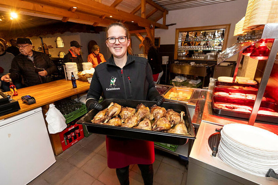 Mitarbeiterin Regina (38) mit frisch gebackenen Gänsekeulen. Die werden in Wermsdorf klassisch mit Rotkraut und Klößen serviert.