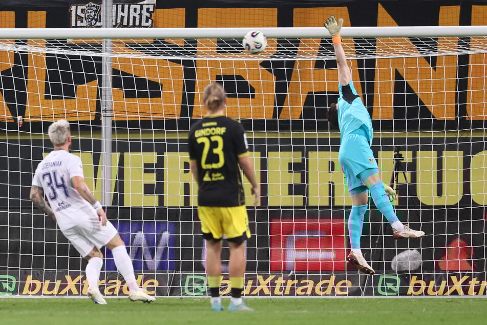 Was für ein Tor! Aue-Spieler Pascal Fallmann (nicht im Bild) trifft in der 34. Minute zum 1.0.