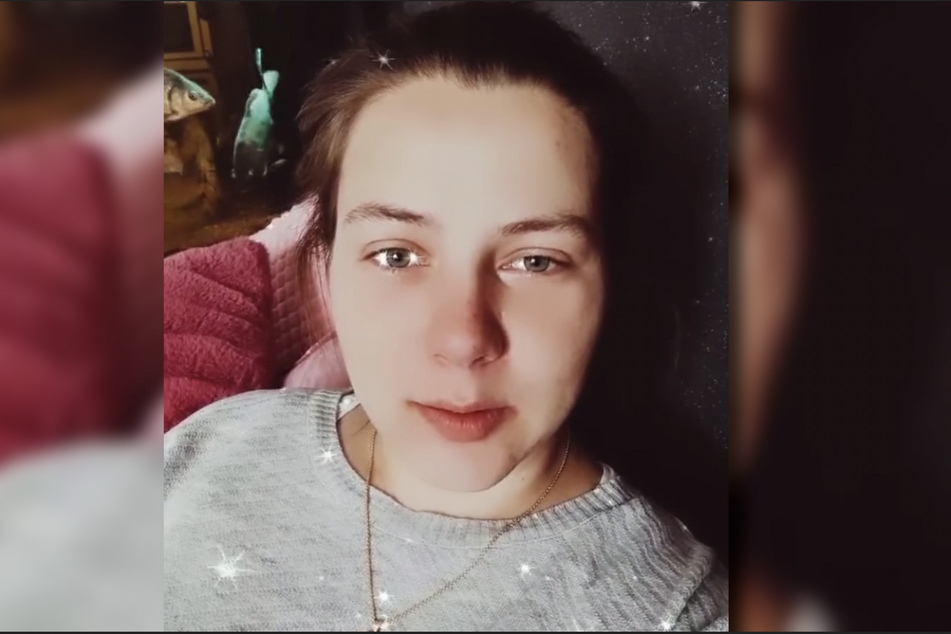 Sarafina Wollny (26) liegt erschöpft auf dem Sofa und erzählt ihren Followern wie es ihr geht, bevor es wieder ins Krankenhaus zu ihren Söhnen geht.