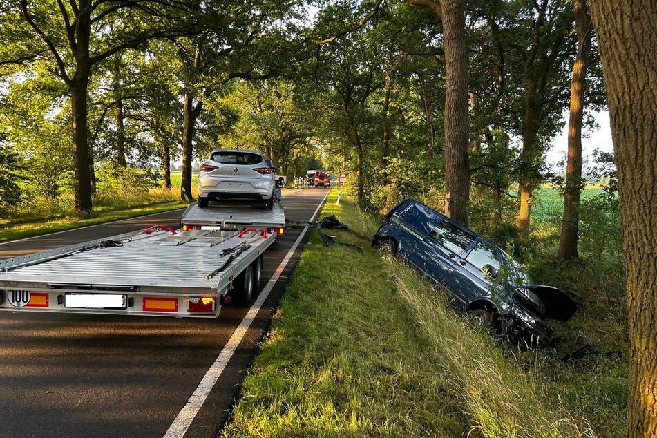 Durch den zweiten Zusammenstoß mit einem Autotransporter landete der VW im Graben.