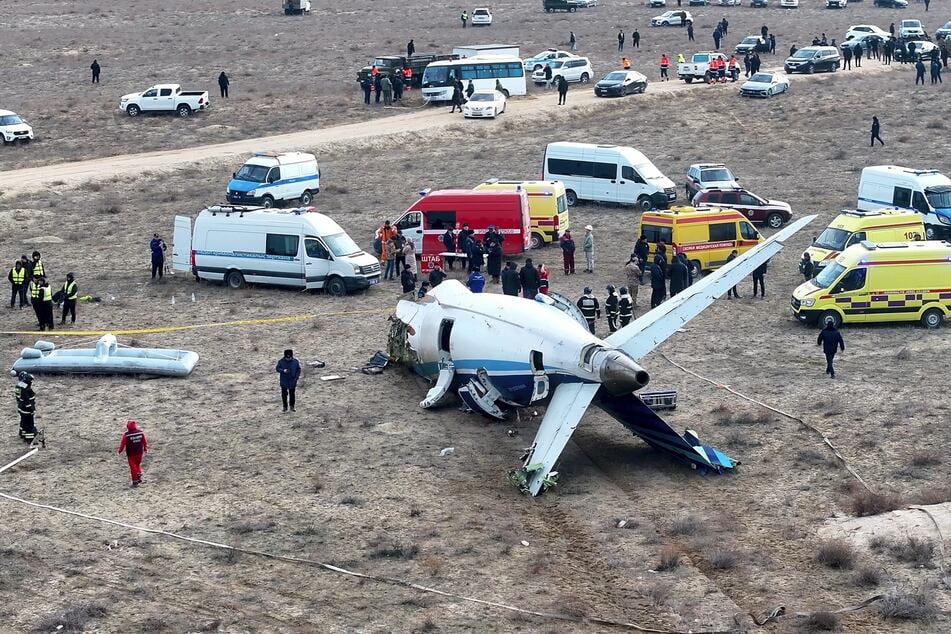 Das Wrack des abgestürzten Passagierflugzeugs liegt in der Nähe des Flughafens von Aktau.