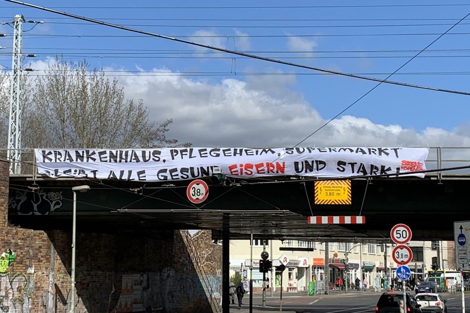 Ein großer Banner schmückt nun die Brücke an der Bahnhofstraße.