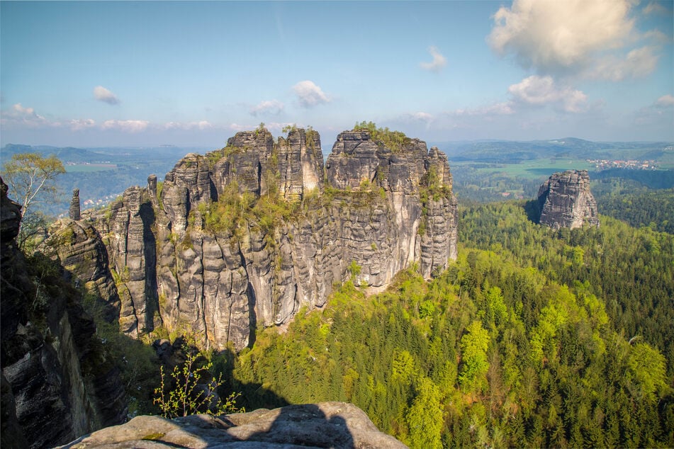 Die Schrammsteine gehören zu den berühmtesten Sehenswürdigkeiten am Malerweg.