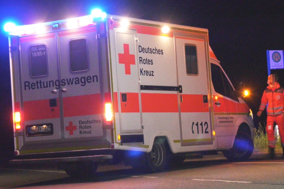 Weil ein dreijähriger Junge nicht angeschnallt war, verletzte er sich schwer bei einem Beinahe-Unfall im hessischen Bad Homburg. (Symbolbild)