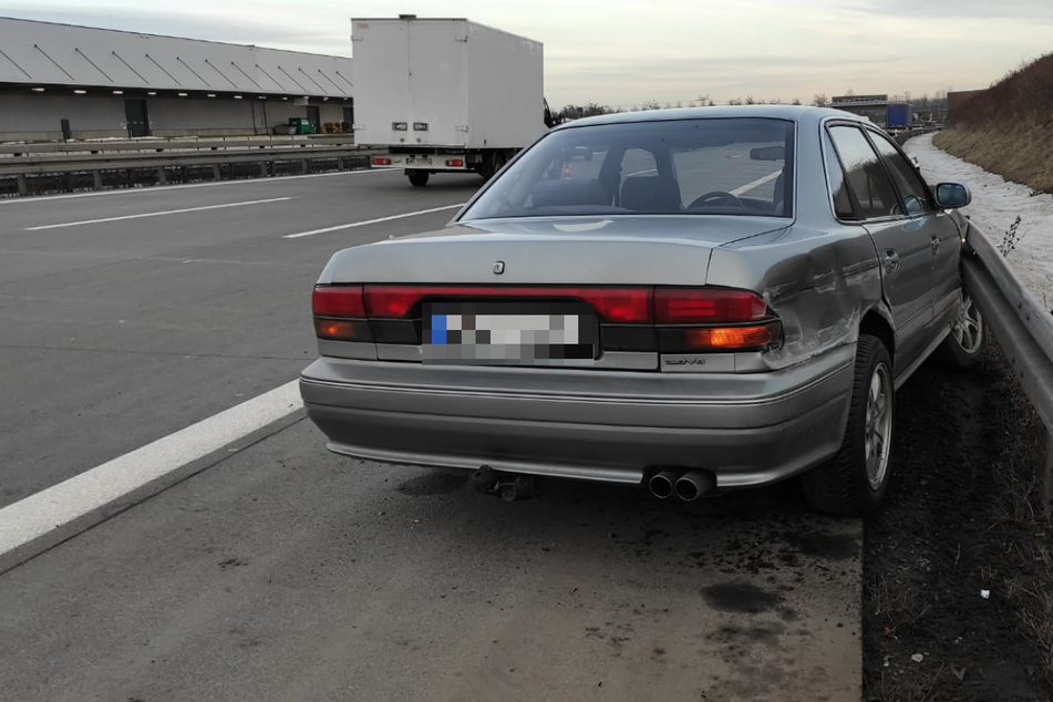 Nachdem er gleich zwei andere Fahrzeuge touchiert hatte, ist am Donnerstag ein Autofahrer auf der A14 in der Leitplanke gelandet.