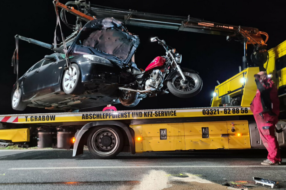 Auto und Motorrad werden abtransportiert.