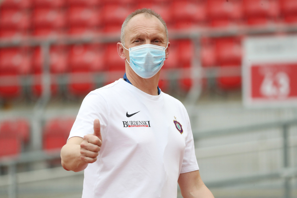 Daumen hoch! FCE-Teambetreuer Thomas Romeyke hat die Gegebenheiten vor Ort genau gecheckt.