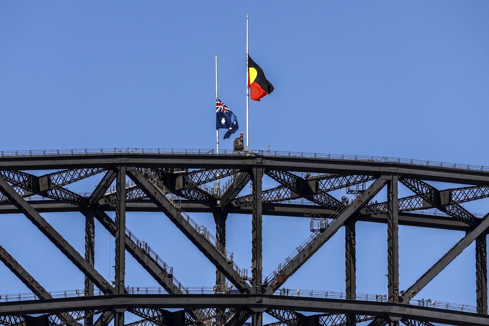 Die Flaggen auf der Sydney Harbour Bridge wehen auf Halbmast.