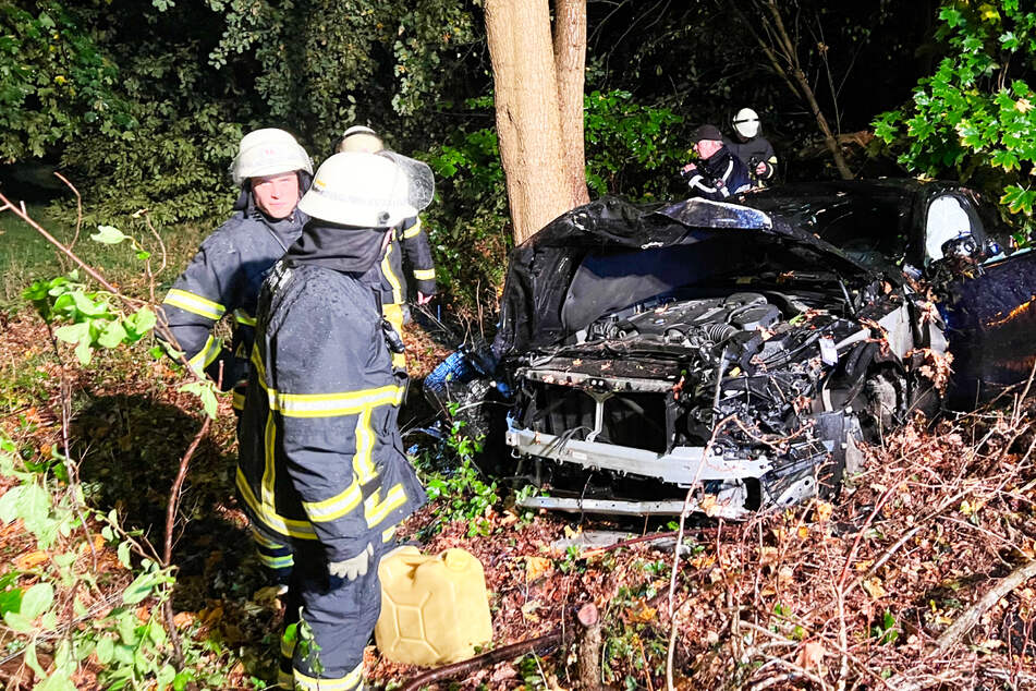 Fahranfänger (19) kracht mit BMW gegen Baum: Zwei Verletzte!