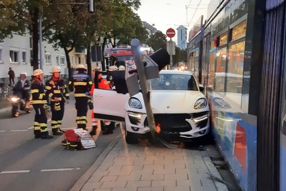 Der Mann konnte nicht selbstständig aus seinem Wagen aussteigen.