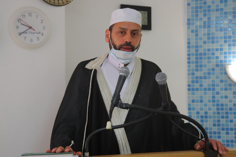 Freitagsgebet mit Mundschutz: Die Moschee im "Marwa Elsherbiny Kultur- und Bildungszentrum" hat nur eingeschränkt geöffnet, so Imam Saad Elgazar.