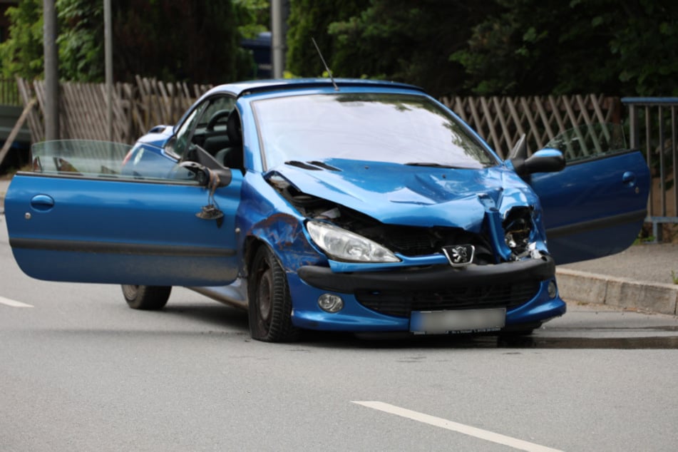 Auch der Peugeot wurde bei dem Unfall stark beschädigt.