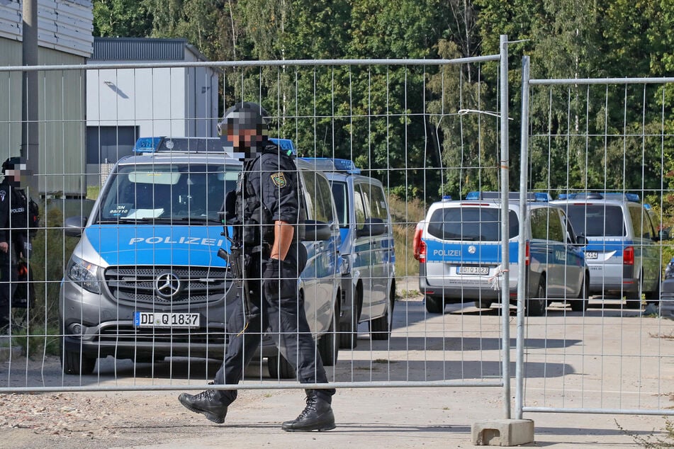Schwer bewaffnet trafen Spezialkräfte der Polizei am Dienstag an einer Industriebrache in Meerane ein.