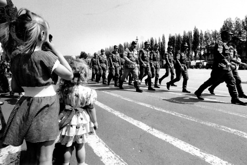 Endgültiger Abschied: Im Mai 1993 zogen sich die letzten sowjetischen Soldaten, hier vom Sonnenberg, aus Chemnitz in Richtung Heimat zurück.