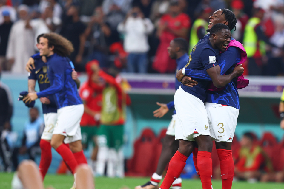Nach dem Sieg gegen Marokko jubeln die Franzosen noch gemeinsam, doch in den Tagen vor dem Finalspiel gegen Argentinien heißt es wegen eines grassierenden Virus: Abstand halten.
