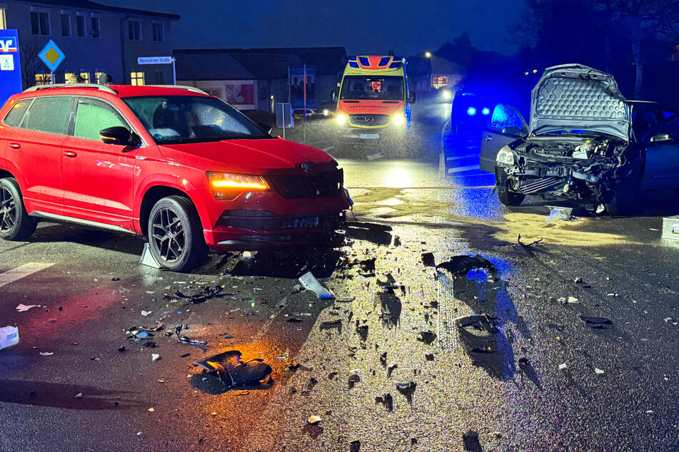 Auf der B95 in Annaberg-Buchholz krachten am Donnerstagmorgen ein Opel und ein Skoda zusammen.