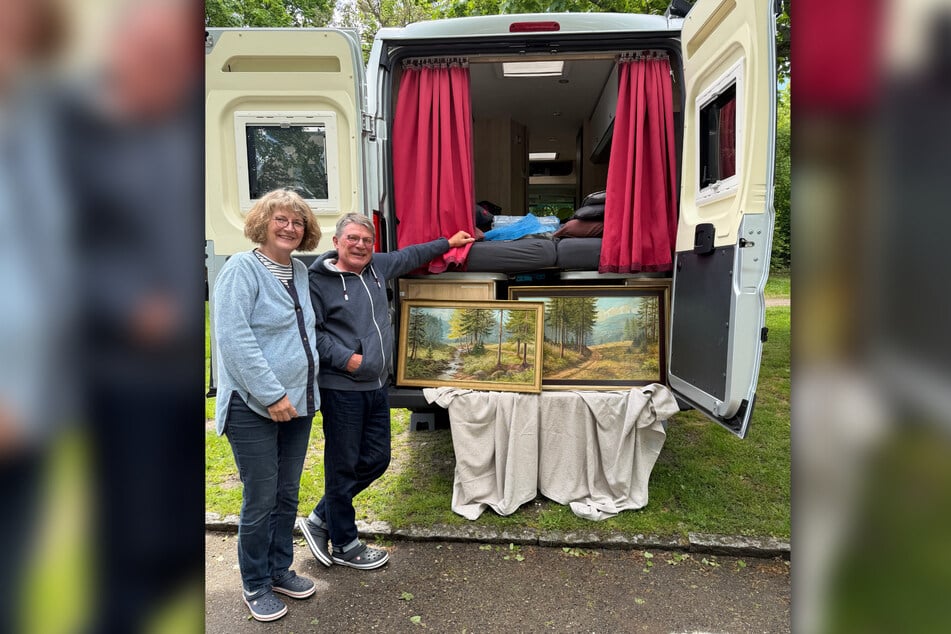 Marina Korinth und ihr Mann lieferten zwei Landschaftsgemälde im Campingwagen aus der Oberpfalz an.