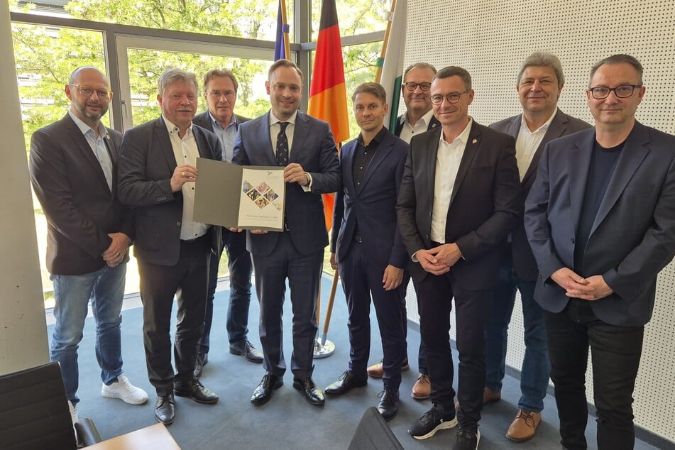 Mitglieder des Präsidiums des SSG waren dabei als Bert Wendsche (61, parteilos, 2.v.l.) den Forderungskatalog dem Landtagspräsidenten Alexander Dierks (47, CDU, 4.v.l.) überreichte.