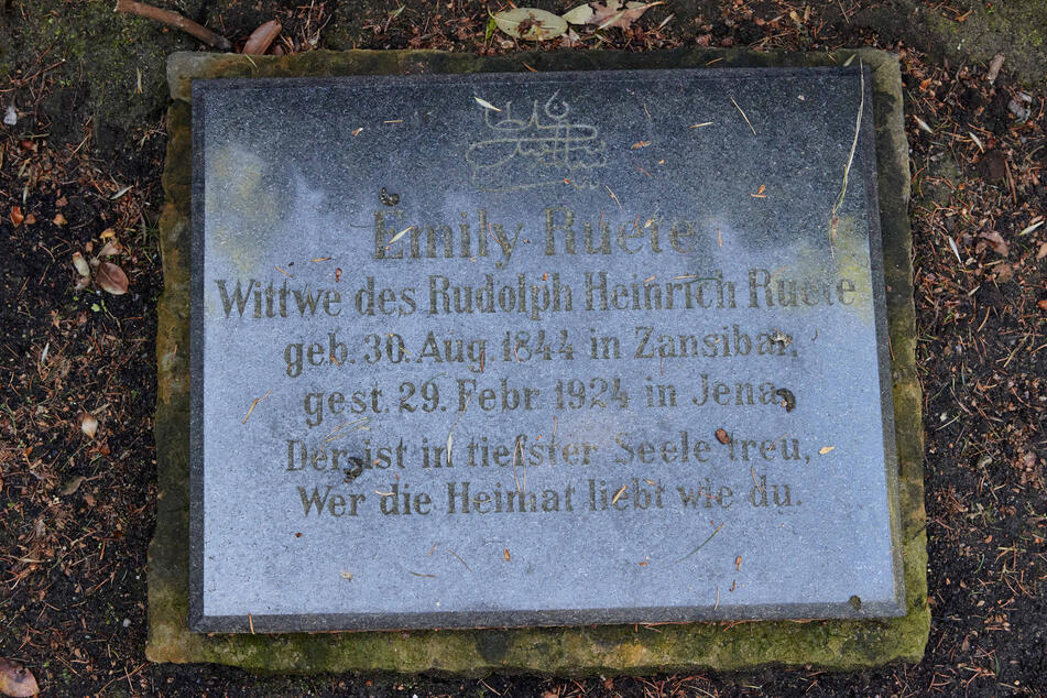 Blick auf den Grabstein von Emily Ruete auf dem Ohlsdorfer Friedhof. ´