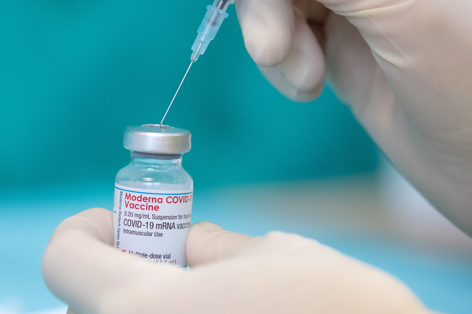 Der US-Pharmakonzern Moderna erhöht seine Produktion von Corona-Impfstoff und will allein in diesem Jahr bis zu eine Milliarde Dosen ausliefern.