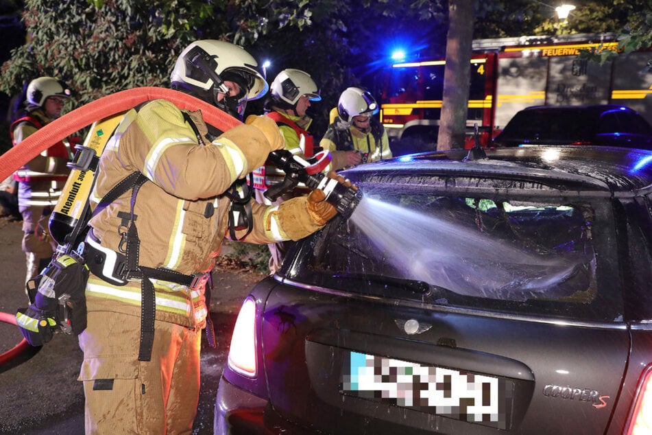 Die Feuerwehr löschte am Donnerstag einen brennenden Mini Cooper S.