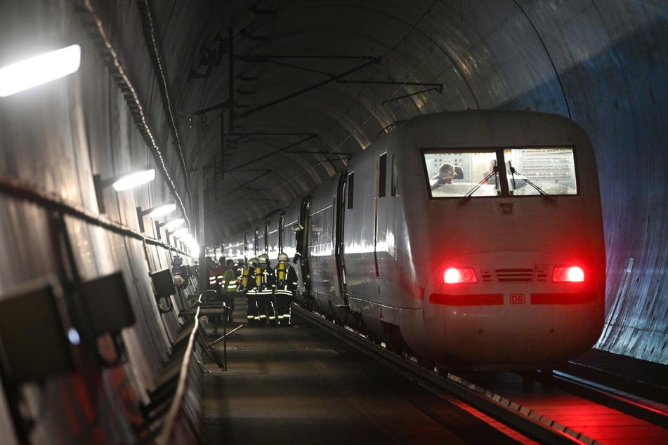 Etwa 30 Komparsen sollen von den Einsatzkräften aus dem Tunnel gerettet werden. (Archivfoto)