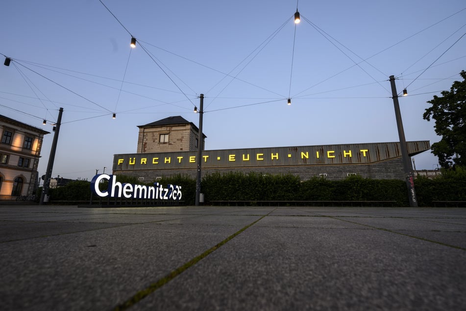 Der Schriftzug "Fürchtet euch nicht" am Chemnitzer Hauptbahnhof erhellt nun auch die Nacht.