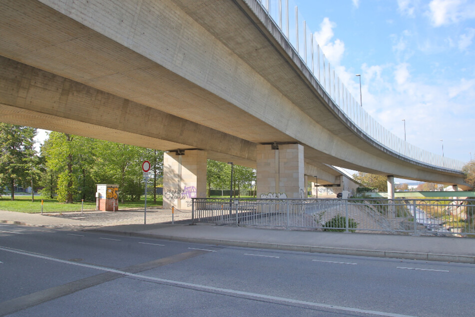 Die Stadt prüft nun doch, ob hier unter der Löbtauer Brücke Autos parken dürfen.