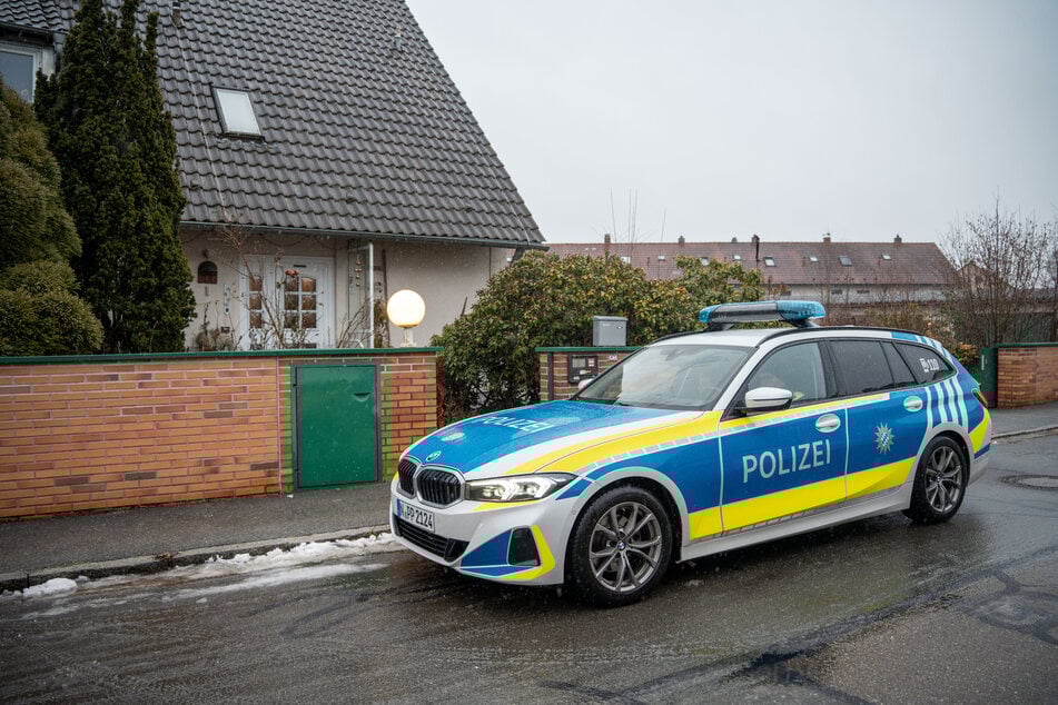 Ein Polizeiauto steht vor dem Haus, in dem sich der Vorfall ereignete.