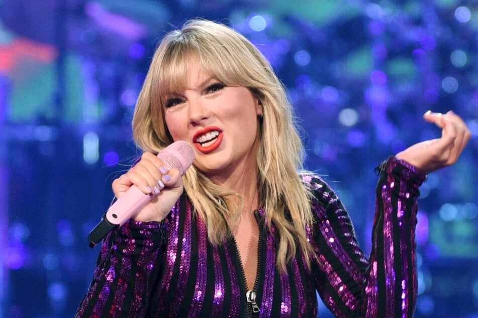 Country pop singer Taylor Swift (30) will give her voice to the Democrats.