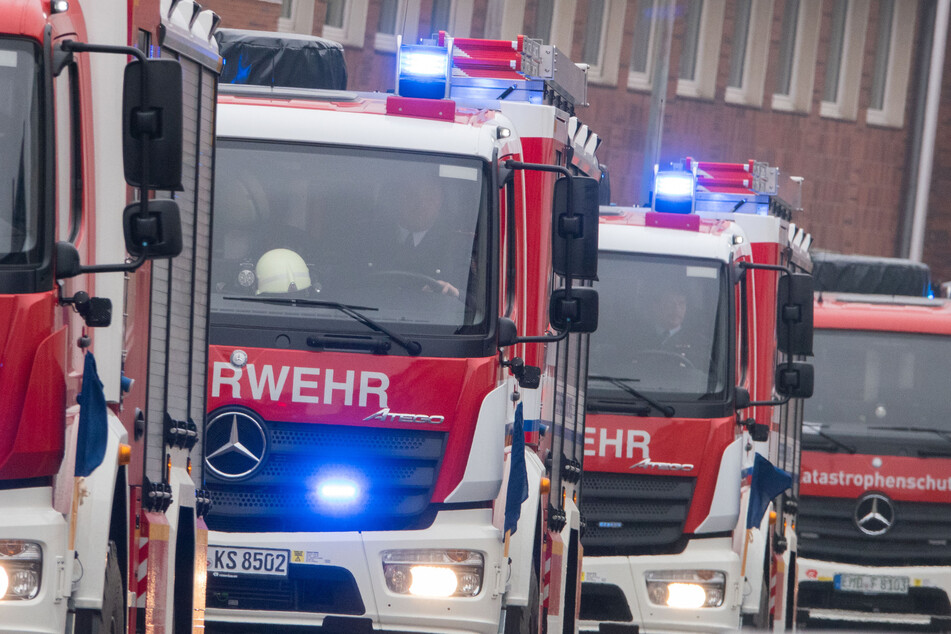 Der Lehrer konnte den Brand fast vollständig selbst löschen, trotzdem kamen die Feuerwehrleute auch noch zum Einsatz. (Symbolbild)