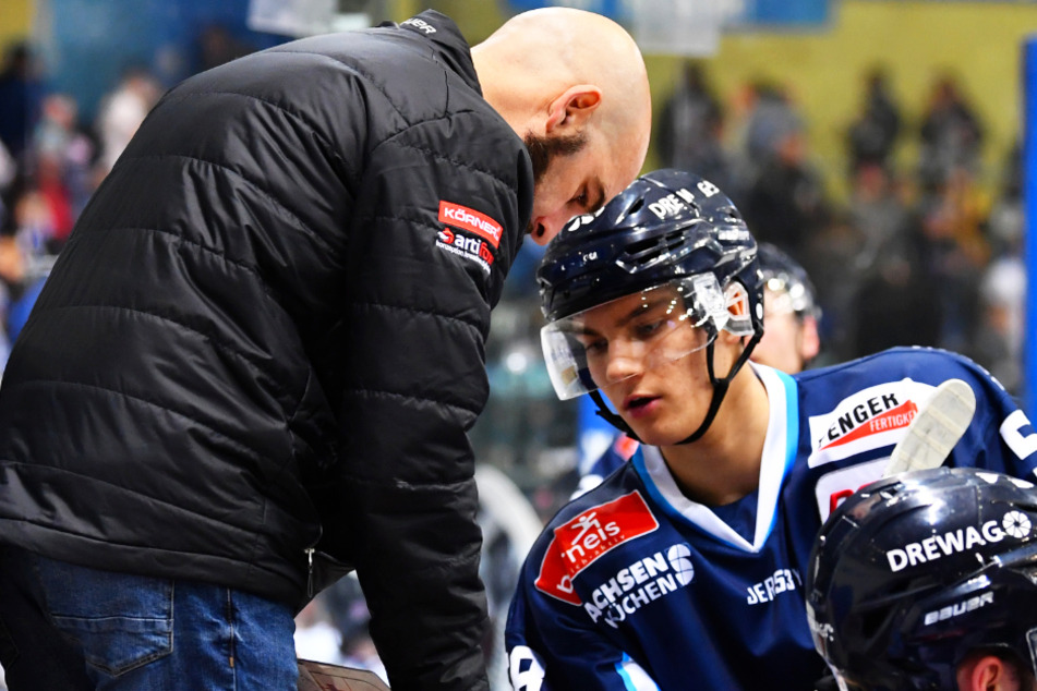 Lucas Flade (r.) netzte auf dem Eis immer die Anweisungen von Coach Rico Rossi um, dafür gab's vom Trainer viel Lob.