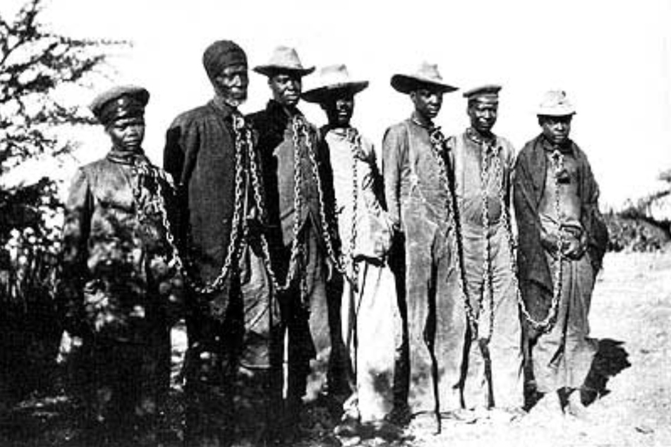 Gefangene Herero in Ketten (um 1904).