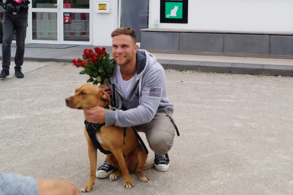 Sebastian Preuss (30) mit Patenhund "Chopper" im Münchner Tierheim.