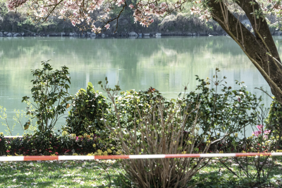 Passanten ziehen leblosen Mann aus Fluss, doch jede Hilfe kommt letztlich zu spät