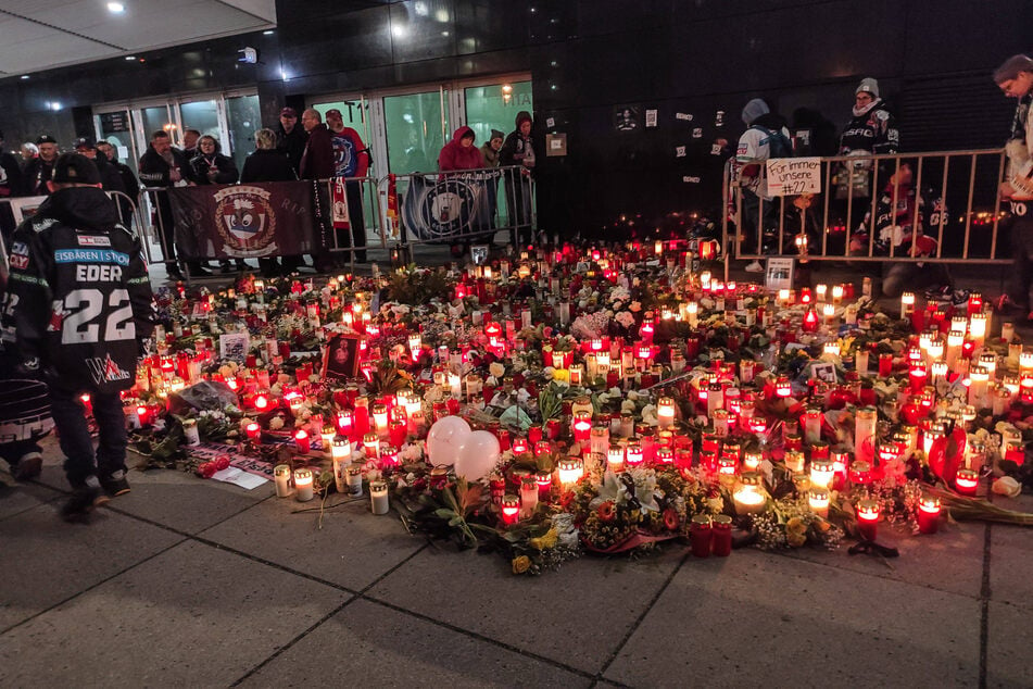 Vor der Uber-Arena entstand in Gedenken an Eder ein Meer aus Blumen und Kerzen.