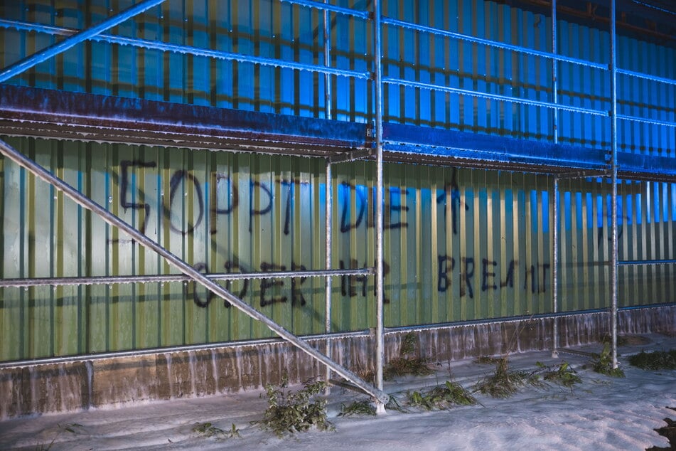 Diese Drohung wurde drei Tage vor dem Brand an die Halle gesprüht.