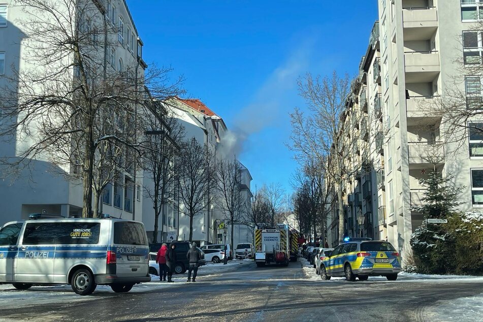 Feueralarm an der Arthur-Bretschneider-Straße in Chemnitz: Aus einer Wohnung stieg am Samstag dichter Rauch. Feuerwehr, Polizei und Rettungskräfte waren vor Ort.