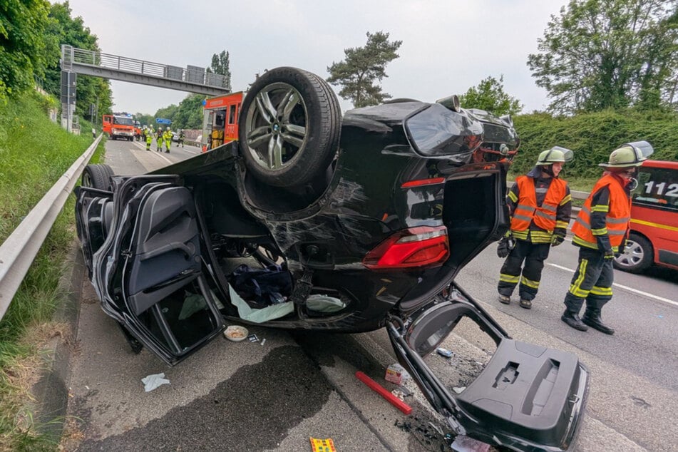 Das Mutter-Tochter-Duo konnte sich aus dem auf dem Dach liegenden Wagen nicht mehr selbstständig befreien.