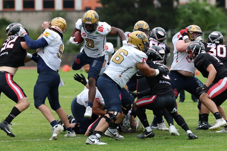 Wird Dresdens Running Back Tofunmi Lala (23, 3.v.l.) in Düsseldorf wieder die richtigen Lücken finden?