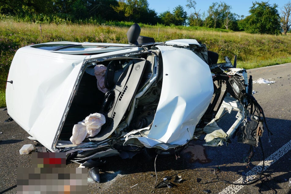 Heftig erwischt hat es auch den weißen Renault, der völlig zerfetzt auf der Straße liegenblieb.